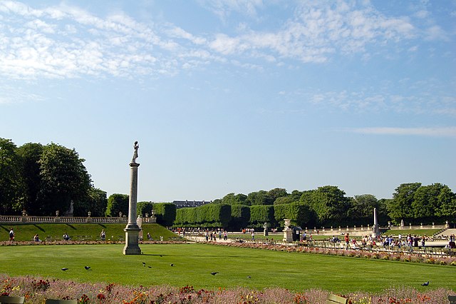 The flower-filled Jardin-du-Luxomberg is one of the most beautiful places to visit in Paris. 