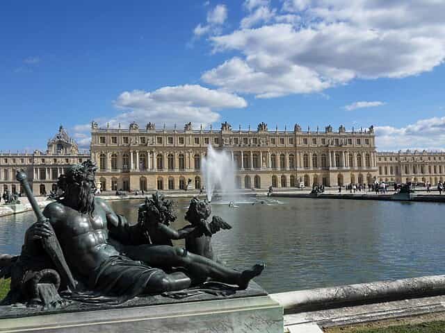  Palace of Versailles was home to King Louis XIV to Louis XVI. Because of this architecture, the palace is one of the best places to visit in Paris. 