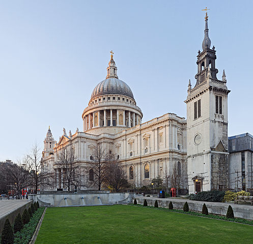 Visit the gorgeous f St.Paul’s Cathedral that is located on Ludgate hill in London. 